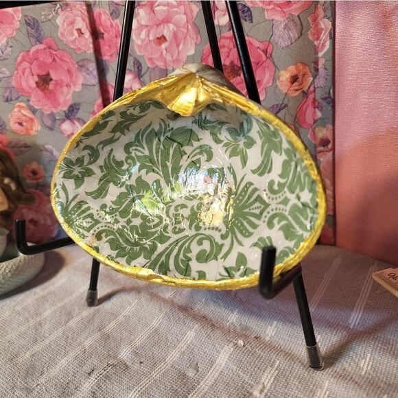 DECOUPAGE CLAM SHELL DECOUPAGE GREEN PATTERNS ON A CLAM SHELL TRINKET DISH - Picture 3 of 10